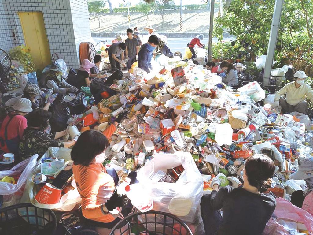 教會環保志工隊弟兄姊妹整理堆積如山的回收物
