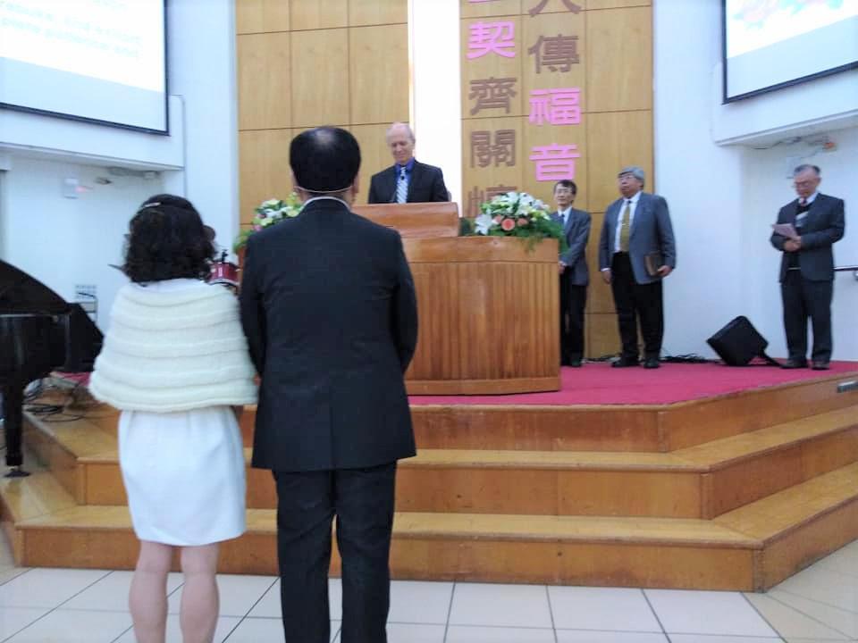 李易松牧師和師母接受祝福禱告