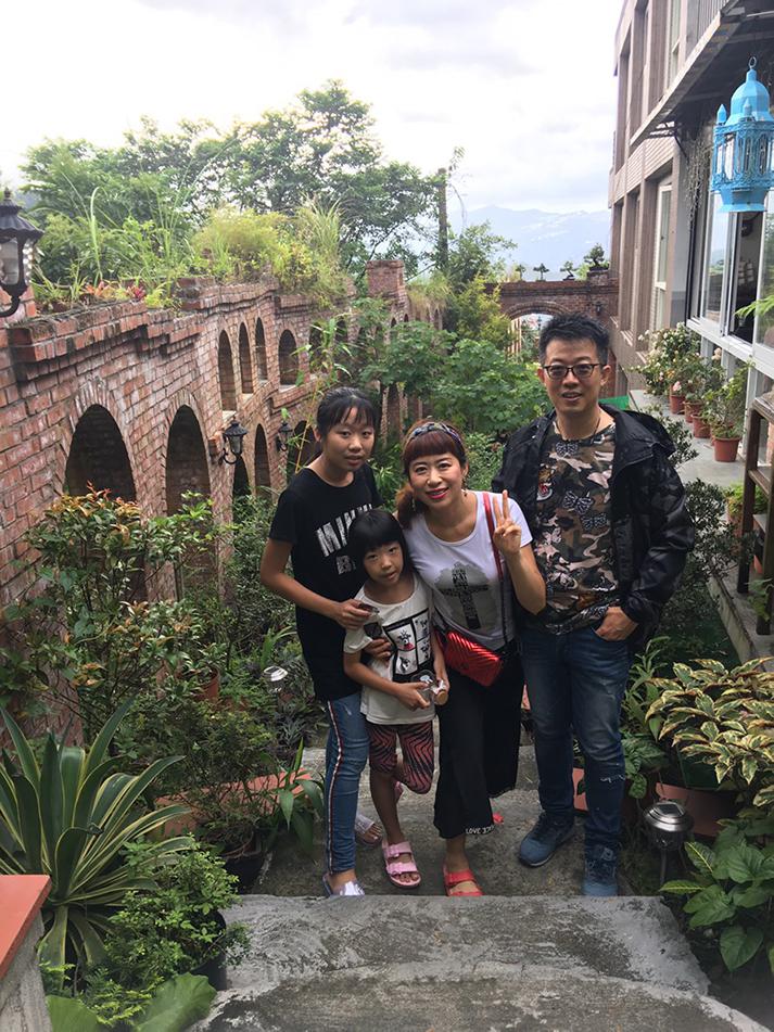 邱宇飛(右二)與家人
