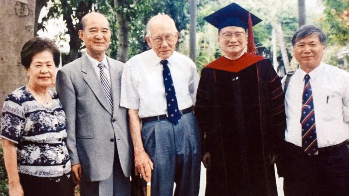 高俊明牧師夫婦2004年與彰基蘭大弼醫師（左三）、鄭兒玉牧師（右二）及杜英助牧師（右一）合影