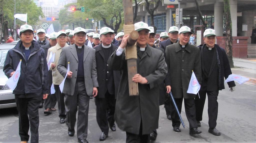 揹起十架的高俊明牧師，與長老教會牧者一起走上街頭發聲（本報資料照片）