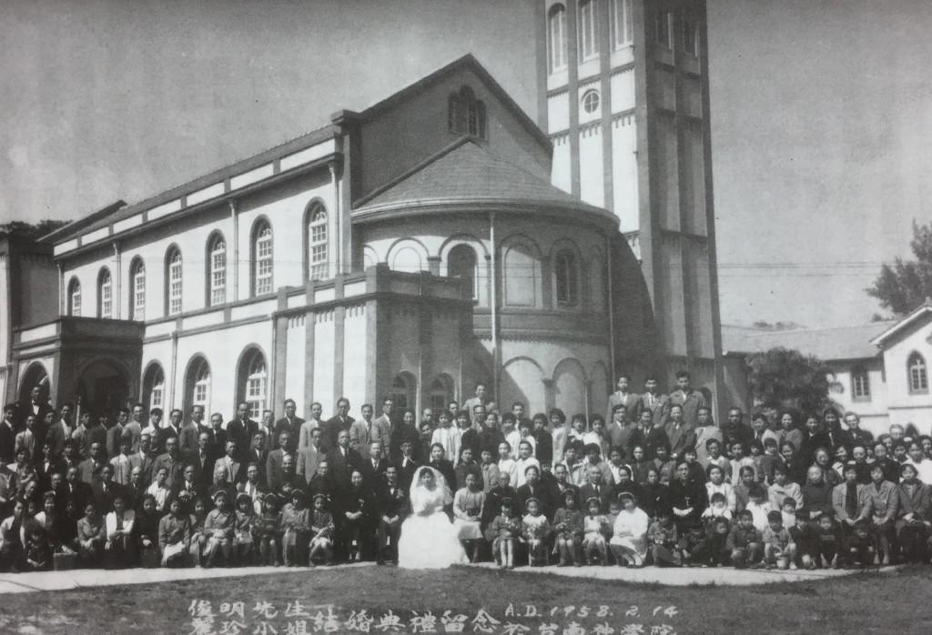 高俊明牧師與牧師娘61年前在台南神學院舉行婚禮，由黃彰輝院長福證。（翻攝自高俊明牧師訪談錄—熱愛臺灣行義路）