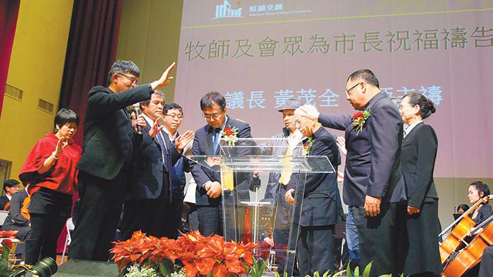 林明宏牧師為新任台南市基督教協進會理事長，與台南牧者一起為新任市長黃偉哲禱告（本報資料照片）