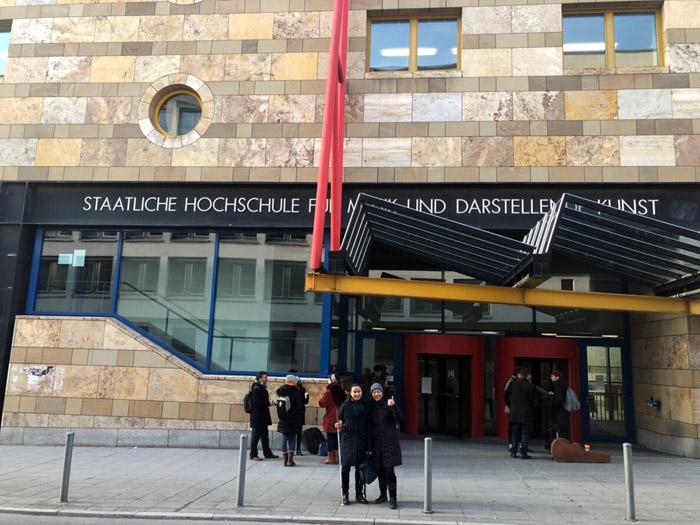 蔡明秀順利錄取與母親在德國國立斯圖加特音樂學院暨表演藝術學院門口合影