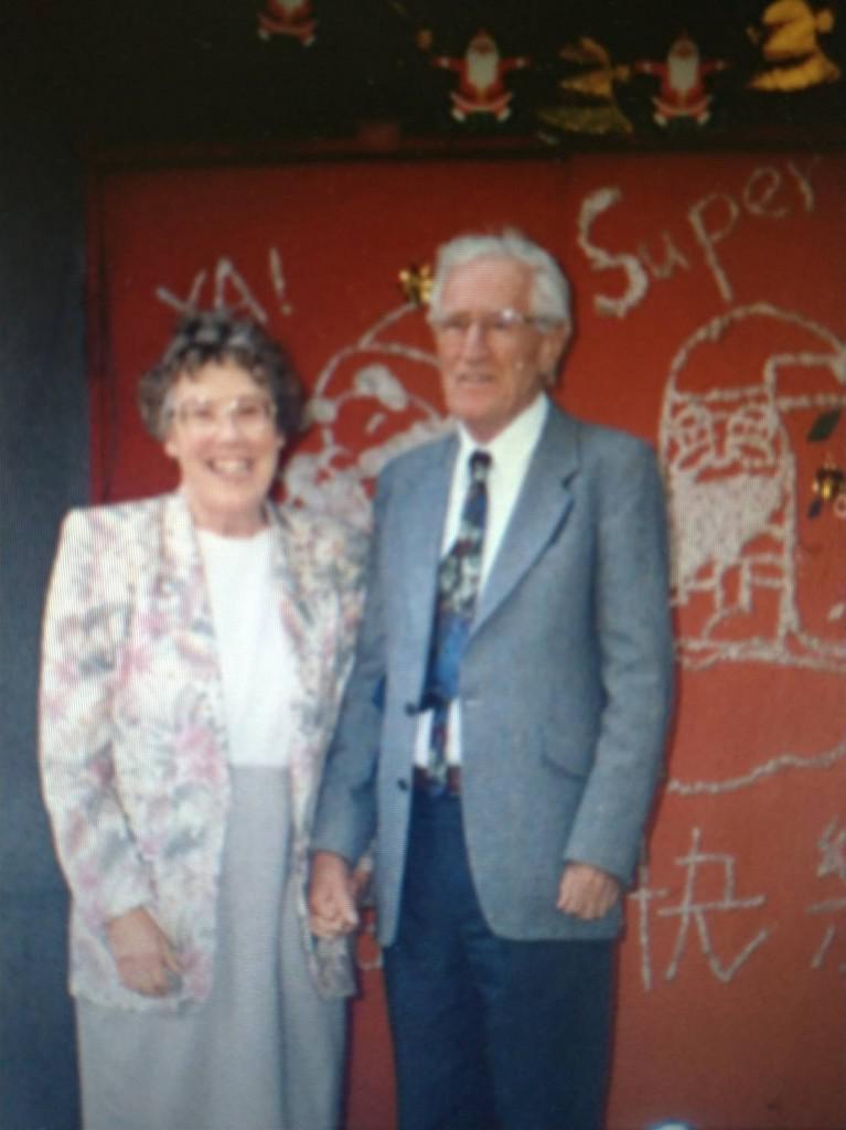 1996年戴德森醫師獲第六屆醫療奉獻獎回台，與戴司榮寶師母在嘉基之前宿舍合影