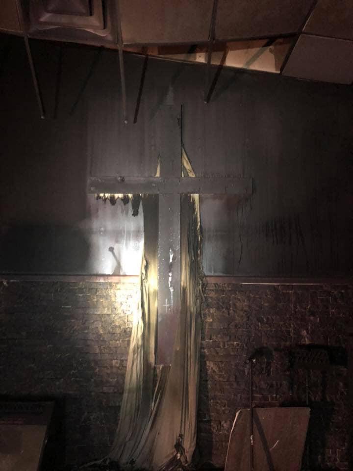 教堂中的十字架也在烈焰中倖免於難（照片來源：Coal-City-Fire-Department-FB）
