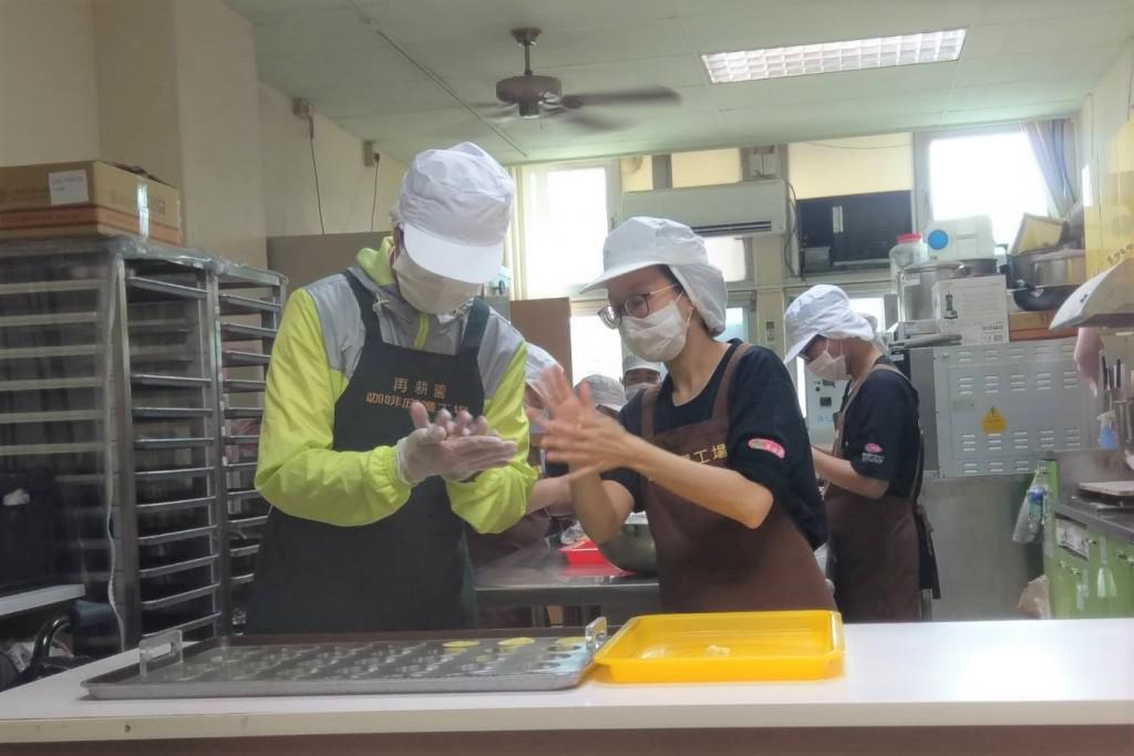 林子期與再耕園咖啡庇護工場的庇護員工一起做手工餅乾