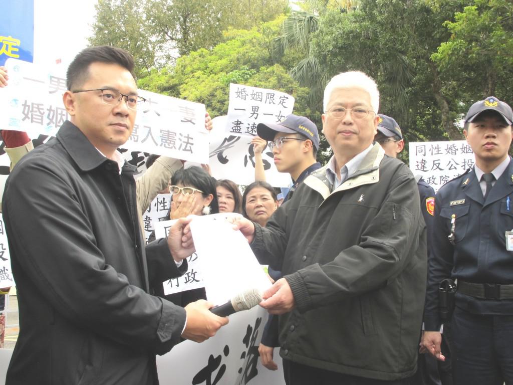 游信義（左）代表幸福盟向行政院遞交陳情書