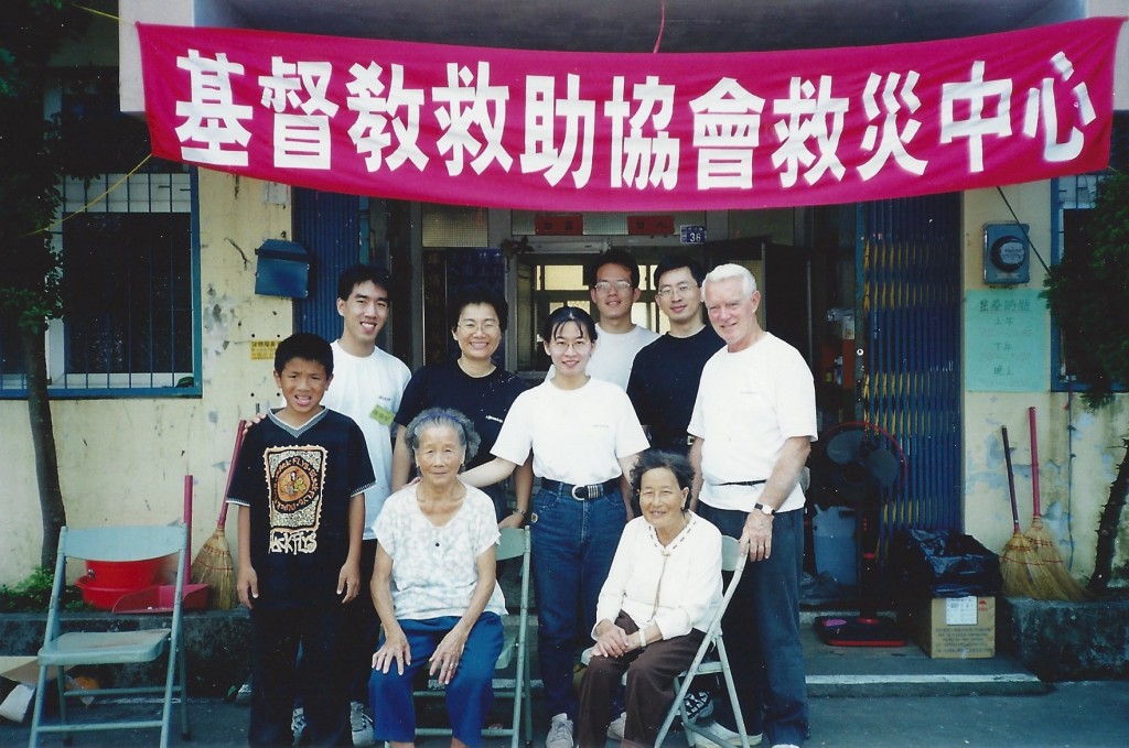 剛來到台灣救傳工作，第二個月就碰到921大地震，陳俊明（後排左一）和救傳同工到南投竹山幫忙
