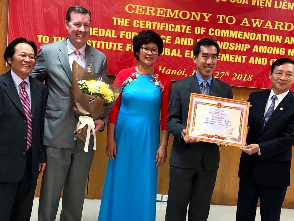陳俊明弟兄去年到越南河內，越南政府頒發給IGE「和平獎」，肯定該機構對越南美國和解的貢獻。