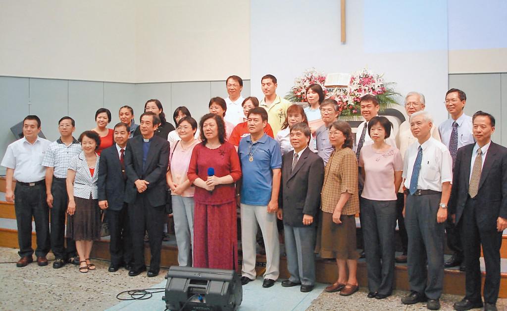 2008年基層宣教訓練學院第一屆開學典禮，二排左一紅衣服為蘇寶寶（本報資料照片）