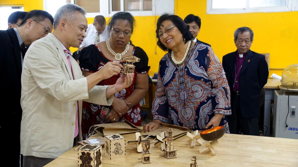 馬紹爾群島艾芮瓊大使及吉里巴斯藍黛西大使參觀木創設計中心，對木創中心的木製作品表現極高興趣。