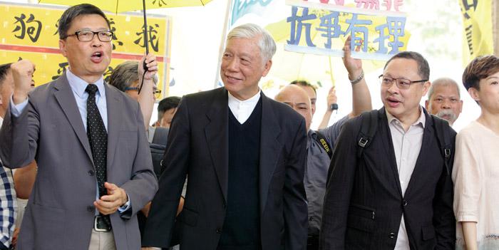 4月9日宣判前的佔中三子，左起：陳健民、朱耀明牧師、戴耀廷