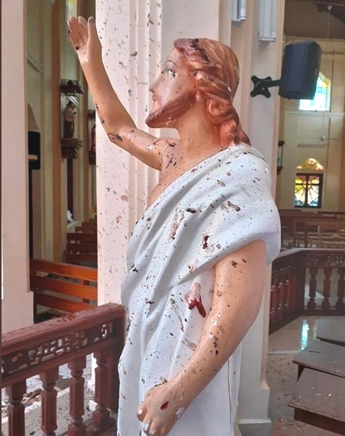 聖塞巴斯提安教堂（St Sebastian’s Church）內的聖像沾了血跡 。（來源：Anurag Singh@twitter)