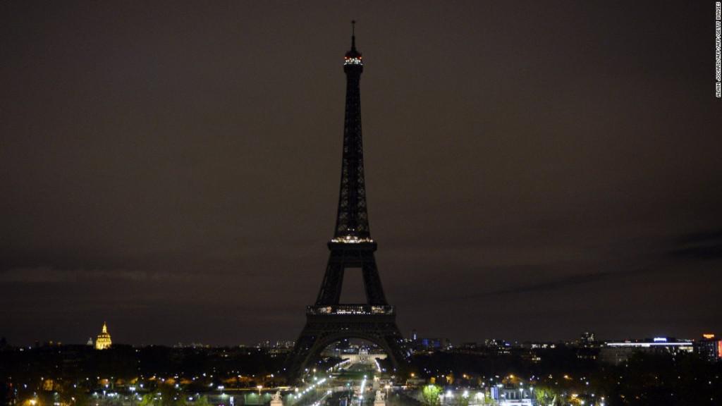 巴黎鐵塔熄燈哀悼斯里蘭卡爆炸案中亡者。（來源：推特）