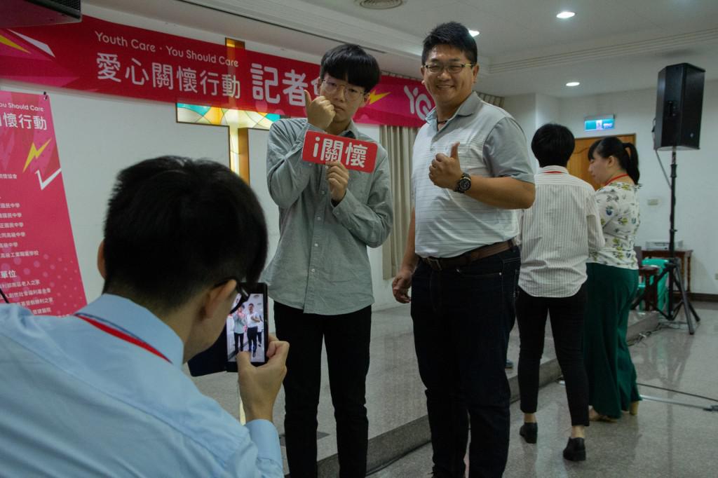 屏東高中學生代表黃禾（左）及謝發明學務主任