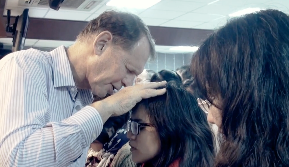 巴柝聲牧師為學生禱告（圖／巴拿巴宣教學院影片）