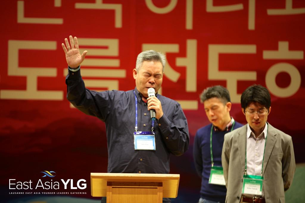 與會的台灣武昌教會郭俊豪牧師帶領禱告