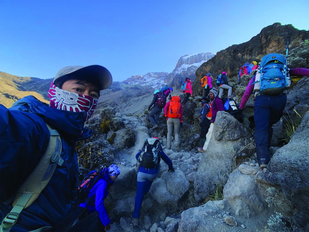登山隊28人生命連成一線，展開維持一週的攀峰之旅。