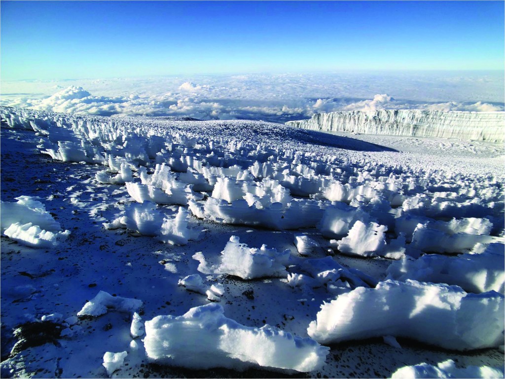 吉力馬札羅距離赤道僅300多公里，山頂終年積雪。