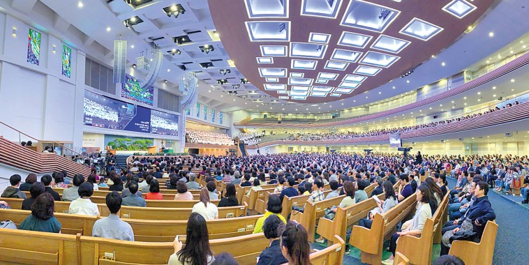 韓國愛的教會週六晨禱會聚集五千人一起禱告。（圖／何毓芬攝影）
