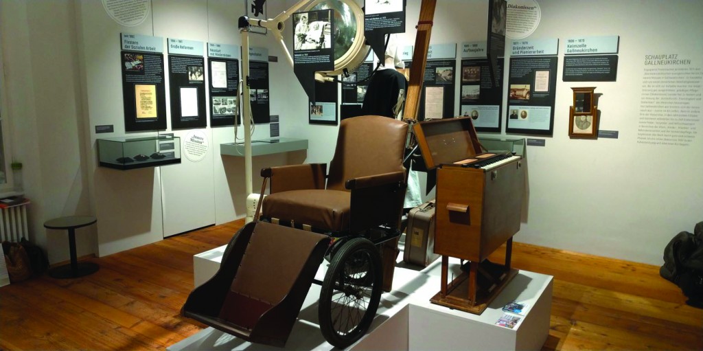 一百多年前純皮輪椅已非常堅固