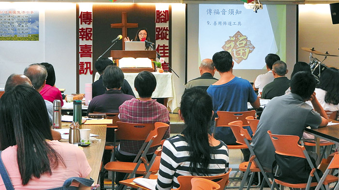 國際短宣使團講師分享福音佈道方法與技巧。