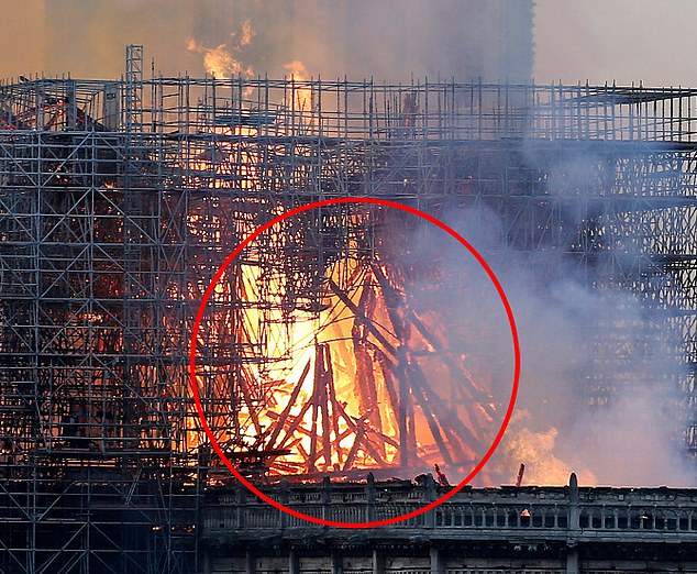 一位蘇格蘭的母親在看巴黎聖母院火災報導畫面時，聲稱看到了一個很像耶穌的影像。（來源：Lesley Rowan FB）