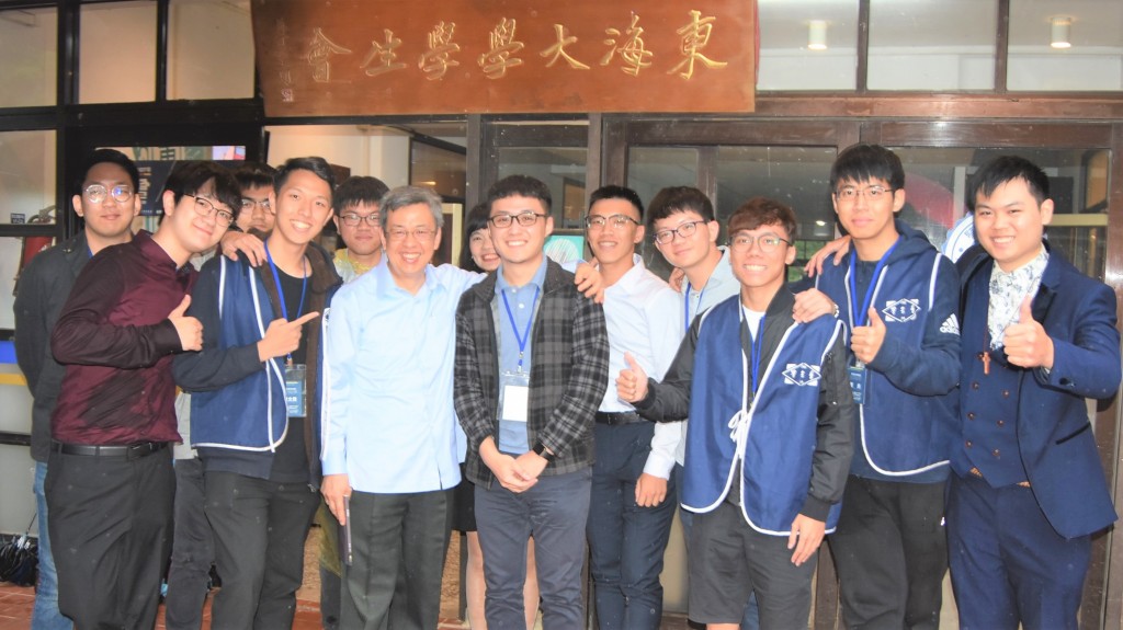 陳建仁副總統演講後參觀東海大學學生會並與學生合影