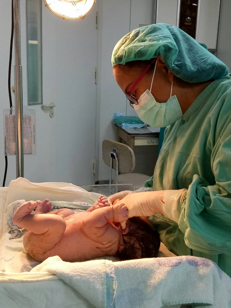 沈美玉護理長照顧剛出生的新生兒