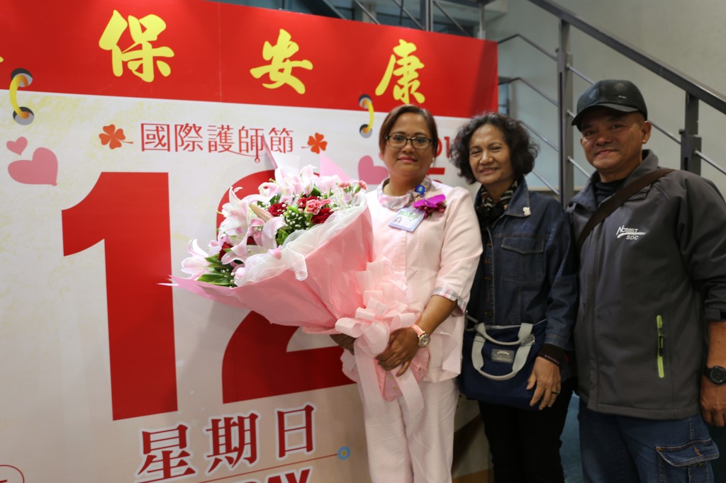 沈美玉（中）榮獲台灣傑出護理人員服務奉獻獎，母親和丈夫一起見證榮耀時刻