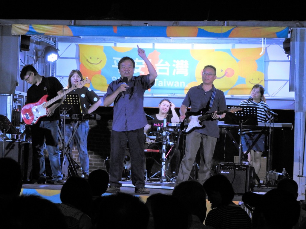 謝鴻文牧師與磐石現代樂團