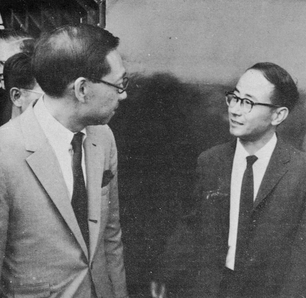 貝聿銘（左）和陳其寬（右）兩位建築師於路思義教堂內合影
