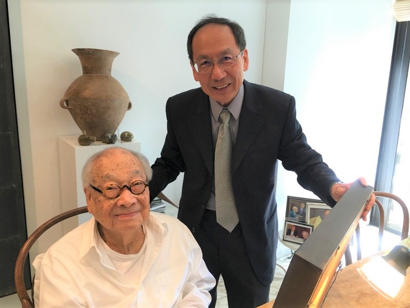 貝聿銘（左）百歲生日前夕與東海大學王茂駿校長（右）在紐約合影