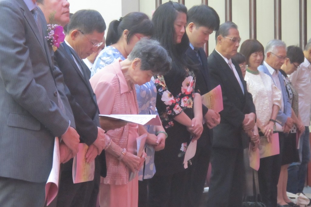 劉建良院長的母親（粉紅衣服）出席，與眾人一起禱告