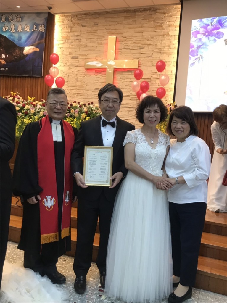 黃敏惠市長與周湘雄主任牧師祝福宋思權醫師伉儷