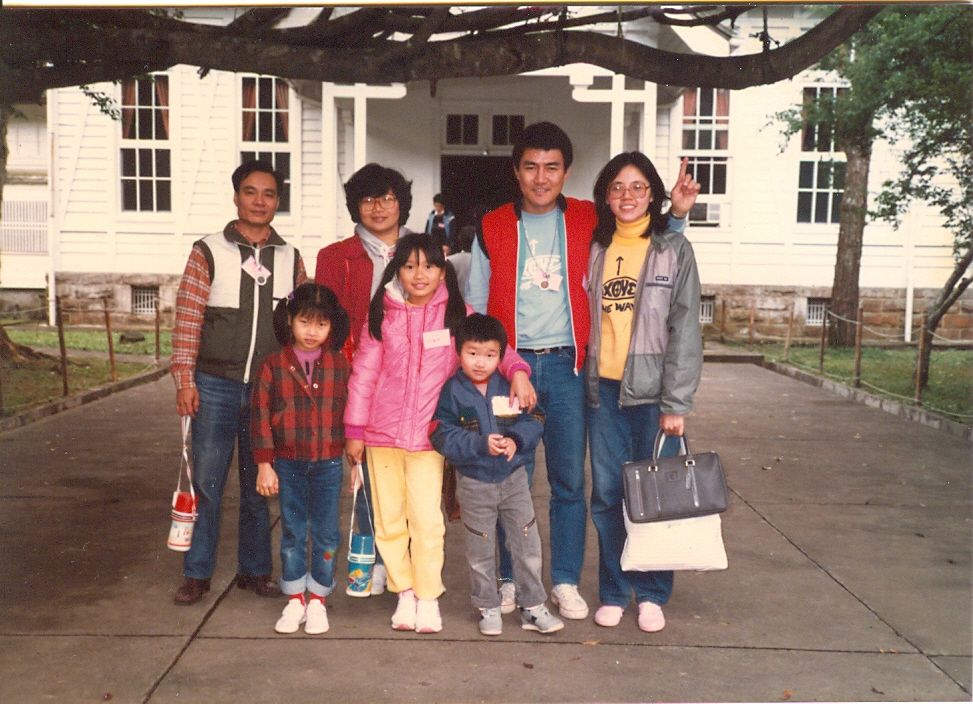 從香港來台時，只有劉民和夫婦（右一、二）和江得力夫婦和他們的孩子。（圖/基督教晨曦會提供）