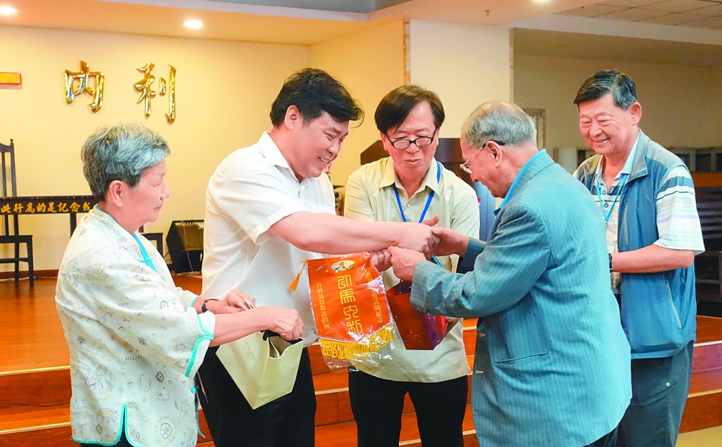 台灣禱告團致贈珠海香洲堂禮物。(洪秀玲攝影)