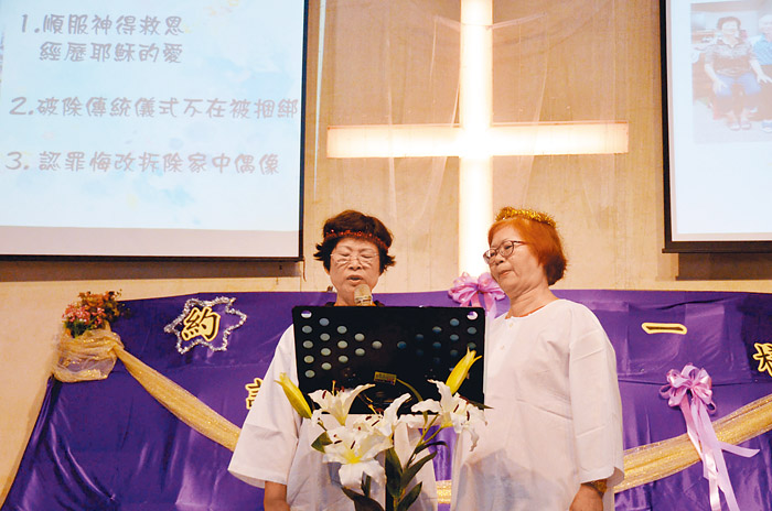 黃鳳菊（左）分享受洗見證。