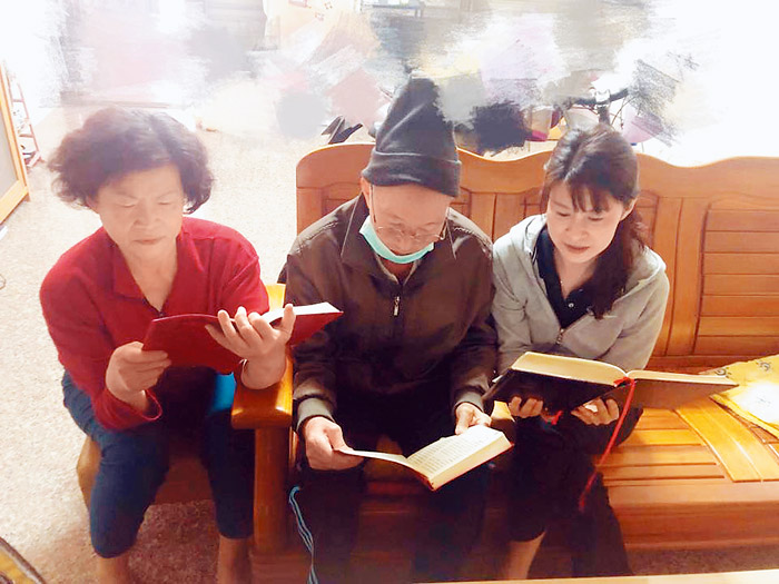女兒賴昕誼陪伴父母一起讀聖經（賴昕誼提供）