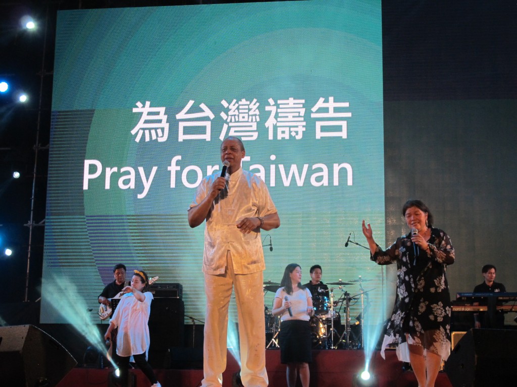 瓦特牧師和白萍師母帶領眾人為台灣禱告