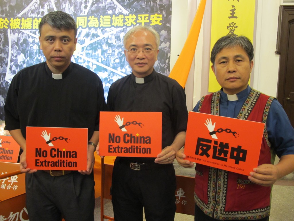 林偉聯牧師、黃春生牧師及歐蜜．偉浪牧師（由左至右）呼籲台灣眾教會一同關懷反送中公民行動發展