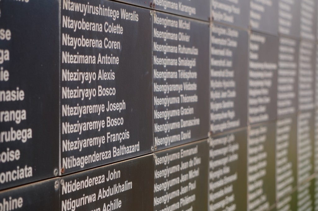 全國各地都有紀念碑，碑上刻著受難者的名字。（credit: portrayingafrica.com）