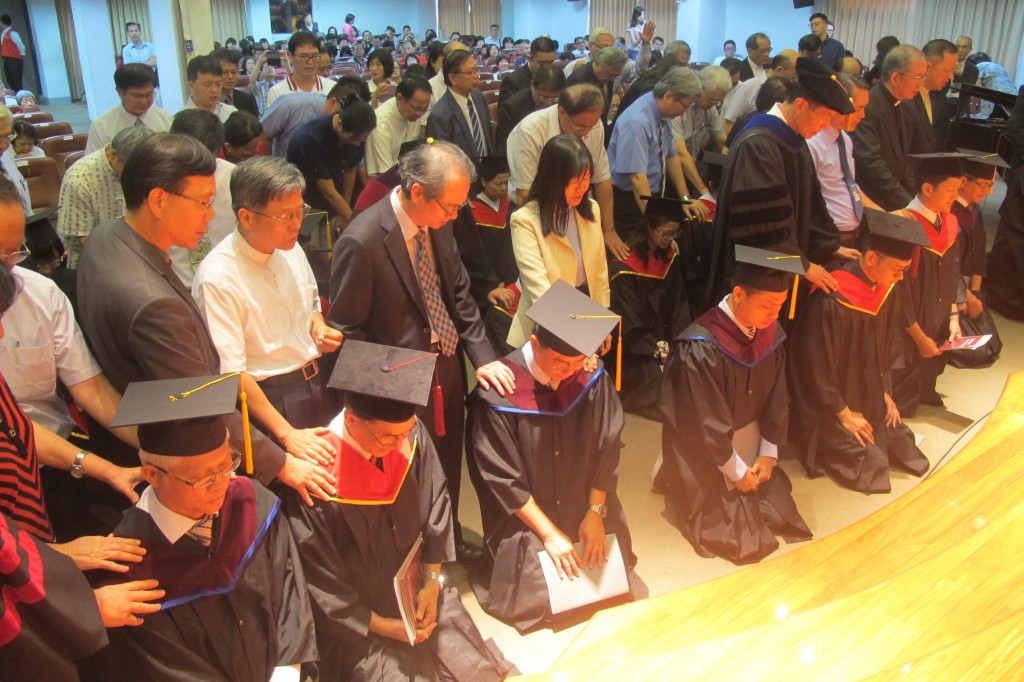 差派禮眾牧者為畢業生禱告