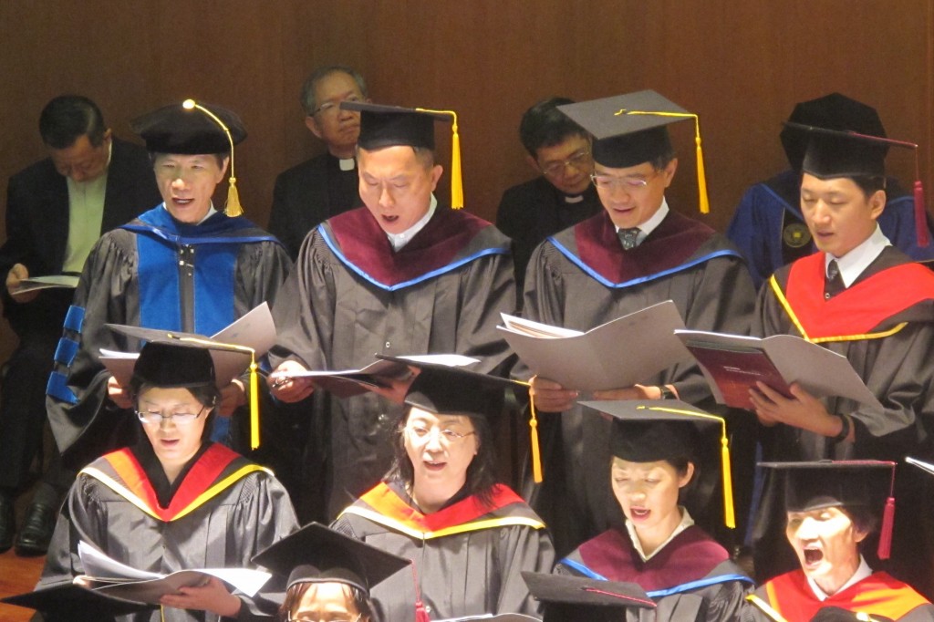 陳吉松院長（後排左一）與畢業生一起獻詩