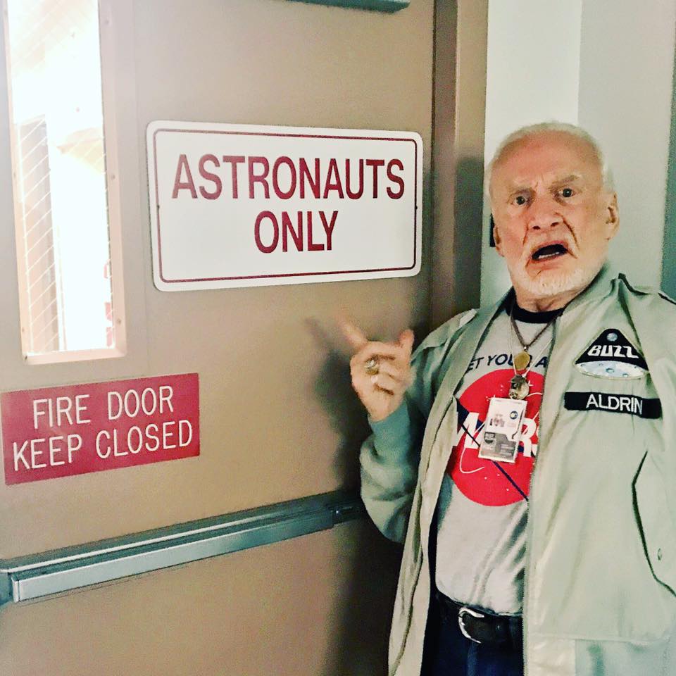 「唯有太空人能進入」的入口告示，讓艾德林驚喜不已。（圖片來源: Buzz Aldrin@Facebook)