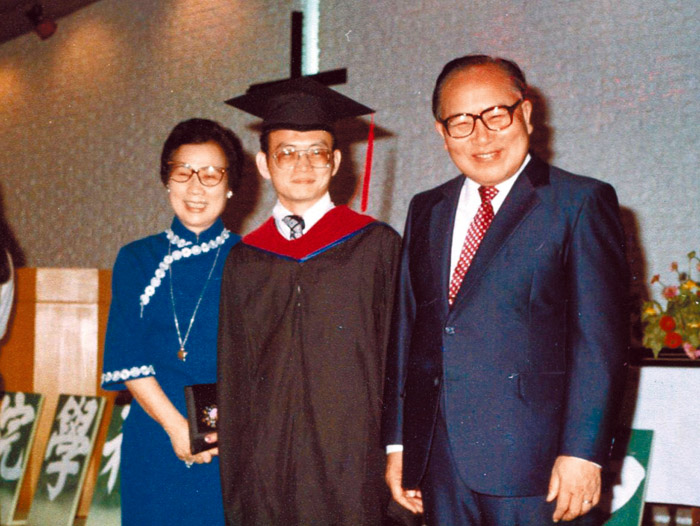梁敬賢牧師1982年華神道碩畢業與林院長夫婦合照