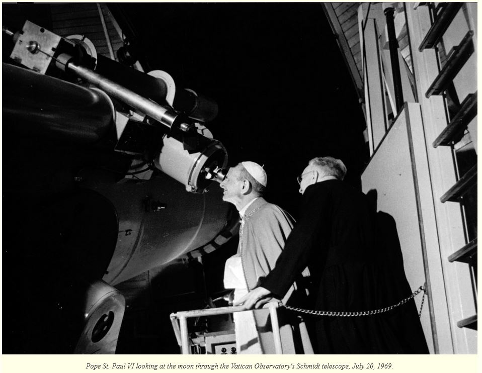 教宗聖保祿六世於1969年7月21日[羅馬時間] 透過望遠鏡看著月球。（圖片來源:Vatican Observatory Foundation＠twitter)