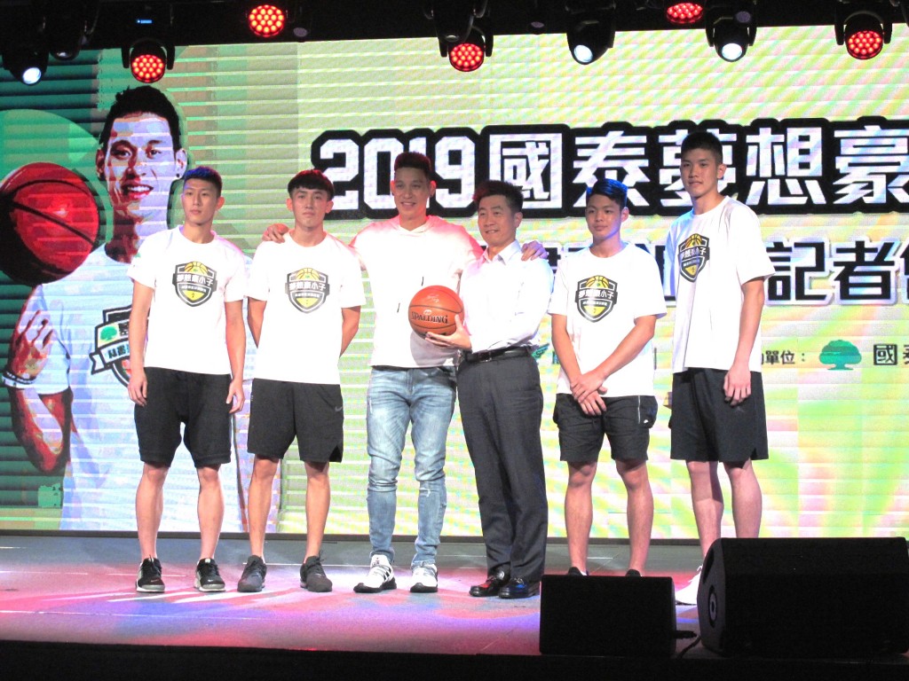 林書豪與台灣年輕籃球員合影