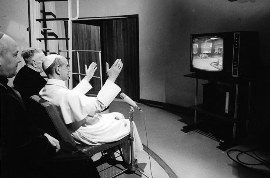 教宗看電視實況轉播太空人登月。（圖片來源:Vatican Observatory Foundation＠twitter）
